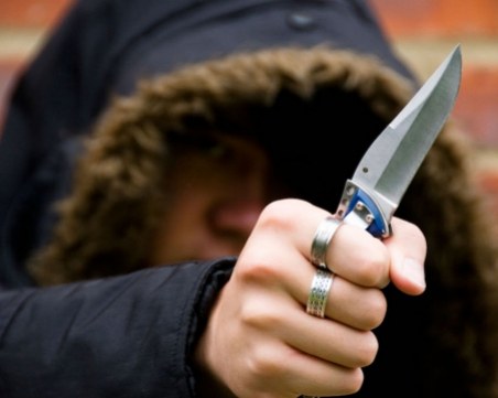 Малолетни от Пазарджик извадиха нож на пенсионерка, опитаха да я ограбят