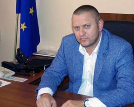 Мъж си тръгна с белезници от 