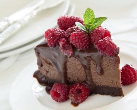 Най-кремообразната и сладка шоколадова бисквитена торта: Насладете се на мига!