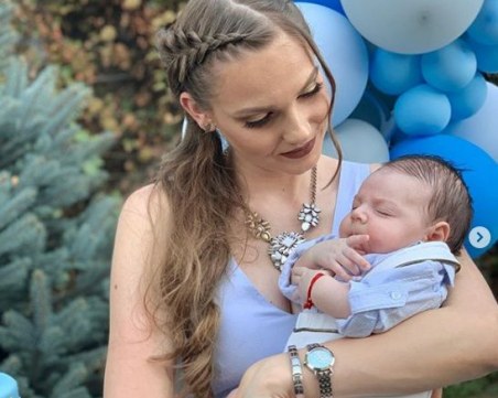 Нанси Карабойчева се прибра в родното село край Пазарджик, спретна погача на Матей