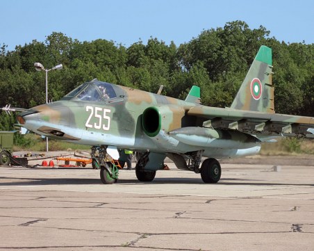 Първите два ремонтирани самолета Су-25 бяха доставени у нас