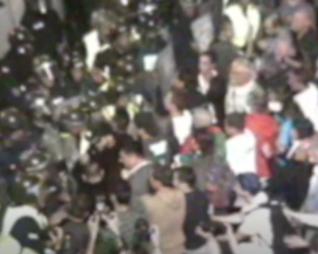 Полицай е ранен в главата след протестите снощи