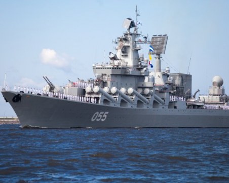 Руски военен кораб се сблъска с контейнерен превозвач