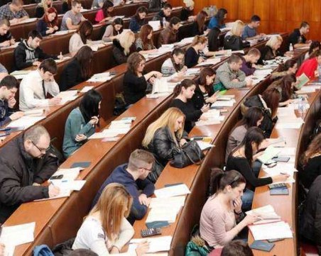 Студентите в 8 специалности няма да плащат такси
