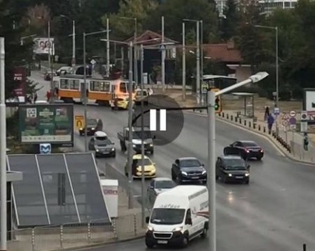 Такси се сблъска с трамвай и избухна в пламъци