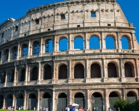 Задържаха турист в Италия, драскал по Колизеума