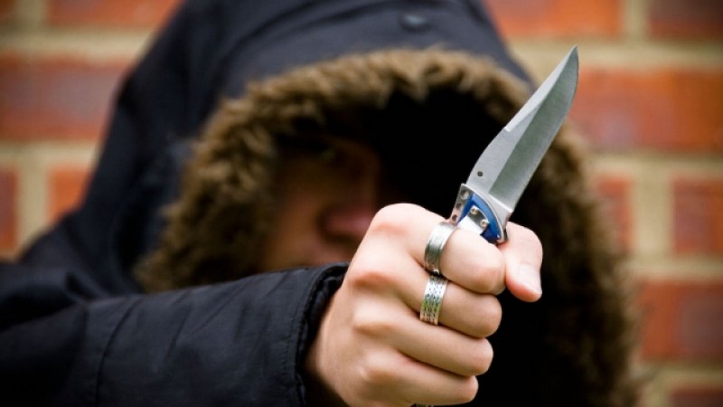 Малолетни от Пазарджик извадиха нож на пенсионерка, опитаха да я ограбят