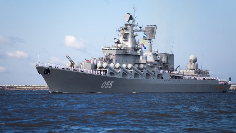 Руски военен кораб се сблъска с контейнерен превозвач