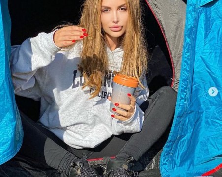 Моника Валериева шашна последователите си - спи по палатки и яде филии с лютеница