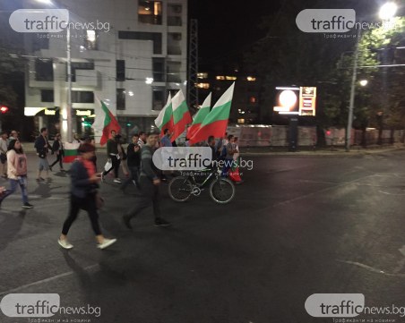 Протестът блокира центъра, пловдивчанин легна пред автобус