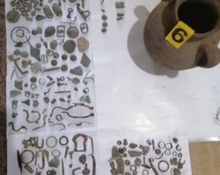 Хванаха мъж със стотици антични предмери, друг оптал да продаде револверна сабя