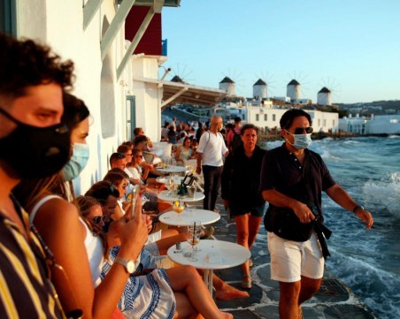 Масови проверки за спазване на мерките в Гърция