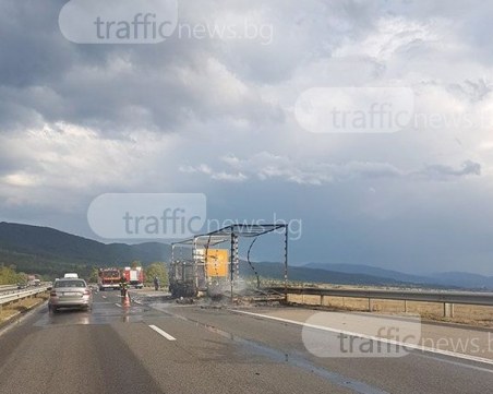 Товарна кола изгоря в движение на магистрала 