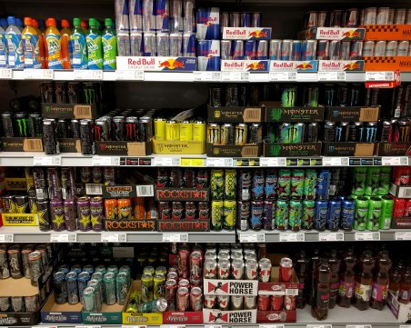 Забраняват продажбата на енергийни напитки на лица под 18 години