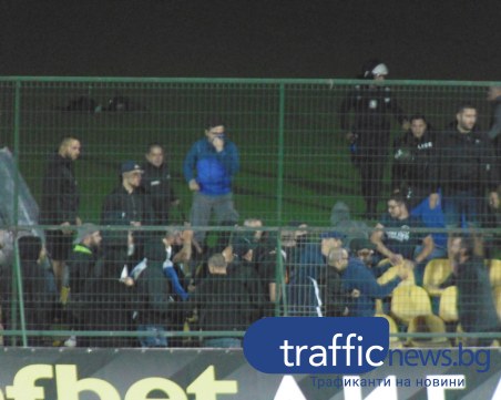 Феновете на Левски се сбиха помежду си на мача с Ботев