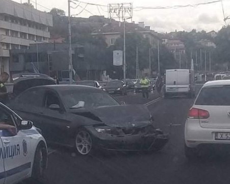 Катастрофа пред Водна палата! БМВ е с размазана предница