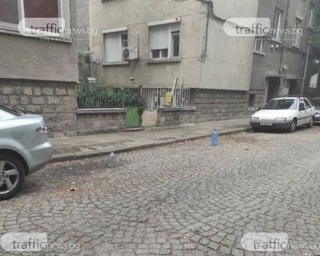 Паркомястото продължава да е резерве! А бутилката играе ролята на скоба