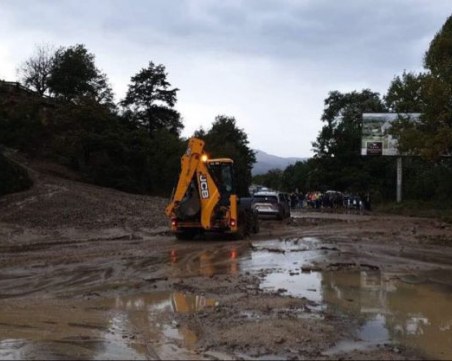 Свлачище затвори Кресненското дефиле