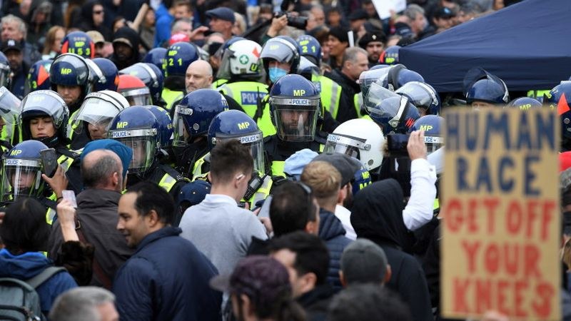 Сблъсъци на масов протест в Лондон срещу COVID-19 рестрикциите