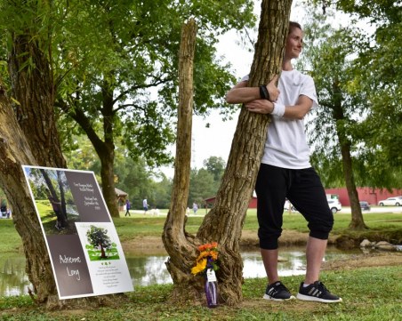 Американка счупи рекорд на Гинес за най-дълга прегръдка с ... дърво