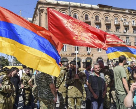 Армения и Азербайджан изкараха танкове и оръдия, обвиняват се взаимно за конфликта