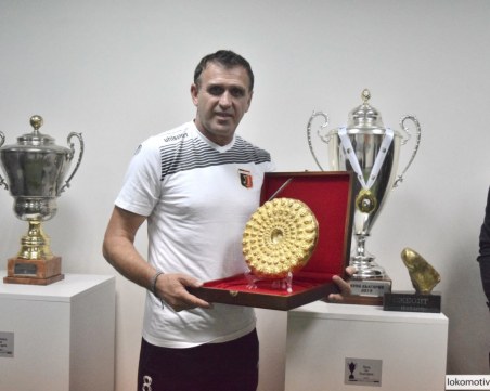 Бруно Акрапович получи копие от Панагюрското златно съкровище