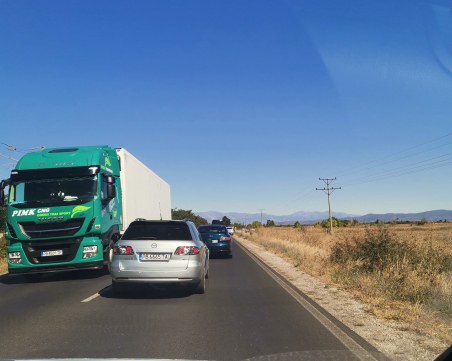 Зверска катастрофа край Пловдив, кола изхвърча от пътя