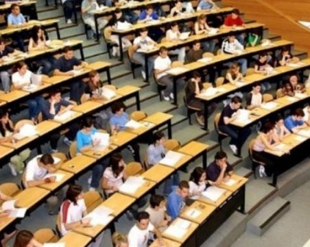 Близо 5000 студенти ще учат в чужбина