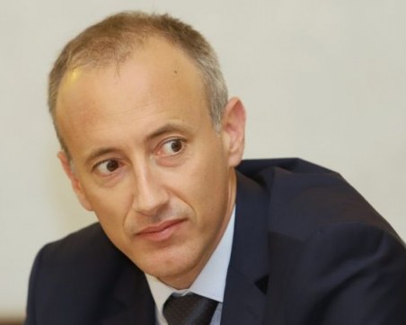 Министър Вълчев: Не предвиждаме цялостно преминаване към дистанционно обучение