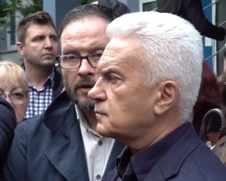 Волен Сидеров се яви в районното заради призовка по три обвинения