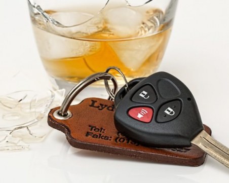 Жена помете два паркирани автомобила след употреба на алкохол