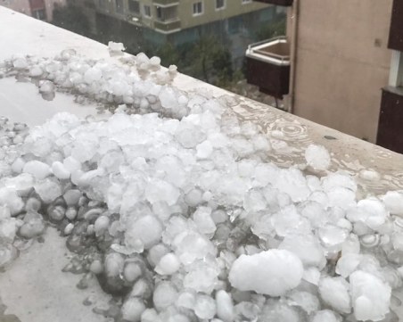 Мощна градушка и проливни дъждове удариха Истанбул