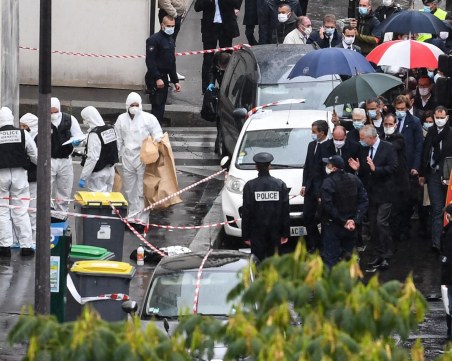 Нападателят с нож от Париж искал да запали офиса на Шарли Ебдо