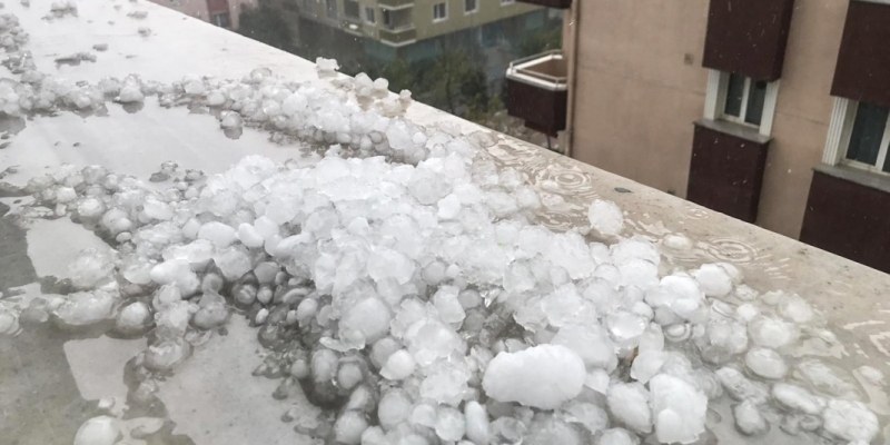 Мощна градушка и проливни дъждове удариха Истанбул