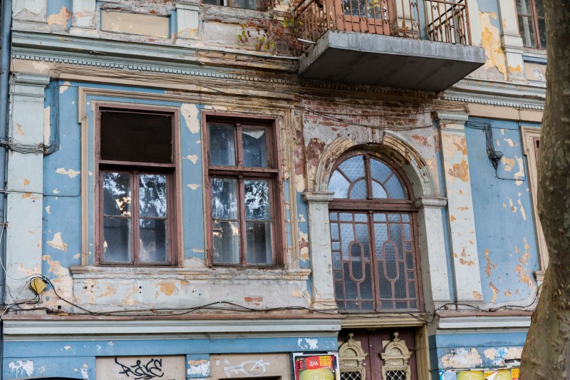 Емблематичните сгради на Пловдив тънат в разруха, умират бавно под грозните рекламни табели