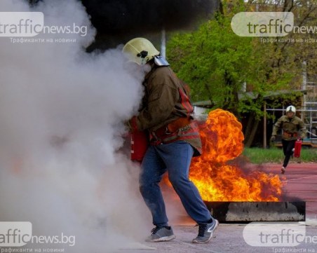 Огнеборци мерят сили в Пловдив, борят се с двуметрови пламъци край Гребната