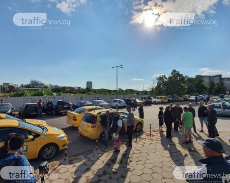 Таксиметрови шофьори в Пловдив протестират за увеличение на тарифите
