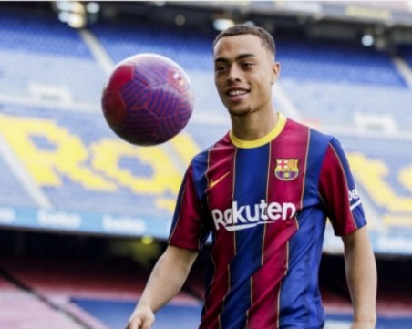 Барселона официално обяви привличането на бранител от Аякс