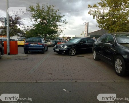 Мерцедес паркира на две места едновременно пред пловдивски хипермаркет