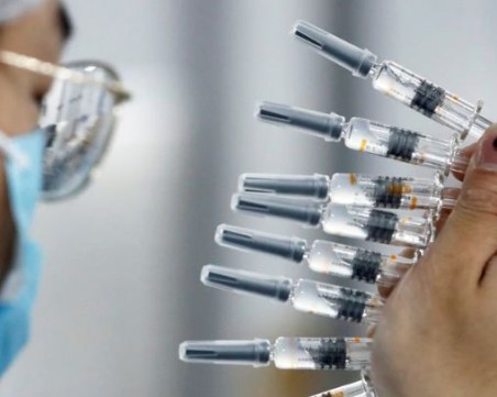 Китай постави непроверени ваксини за COVID-19 на около 350 хиляди души