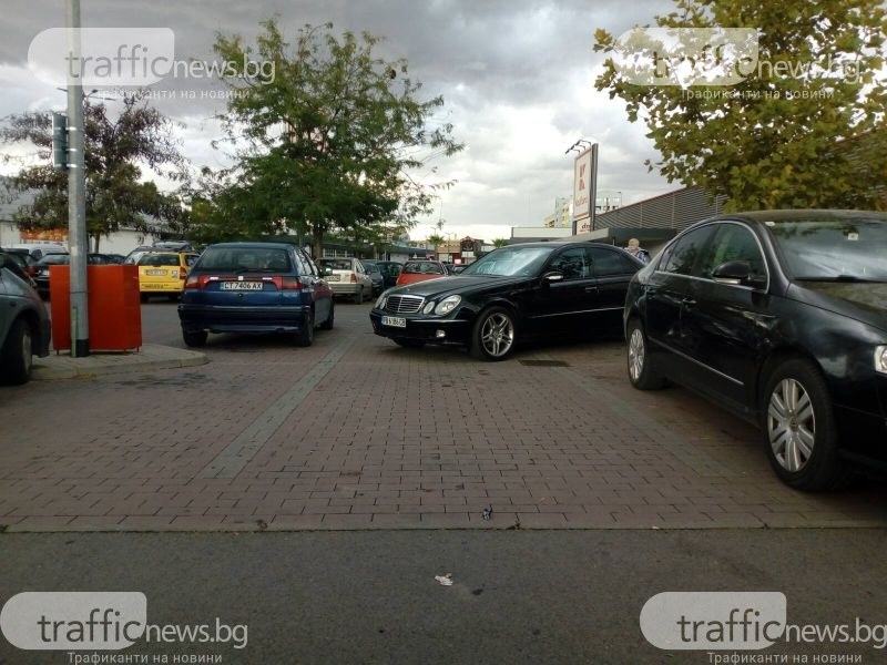 Мерцедес паркира на две места едновременно пред пловдивски хипермаркет