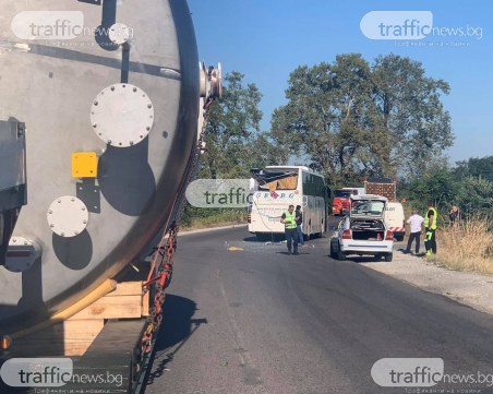 Катастрофа край Пловдив! Автобус и камион се удариха на печален участък