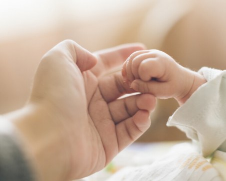 Отказаха акт за разждане на дете от еднополов брак у нас, казусът влиза в съда