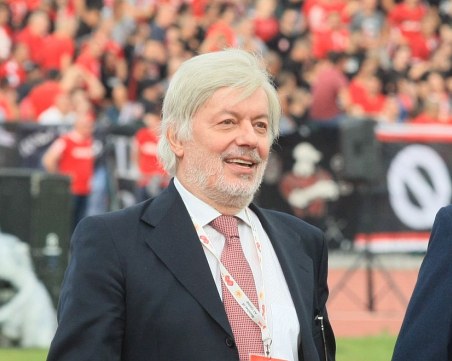 Валентин Михов е бил пребит тази нощ