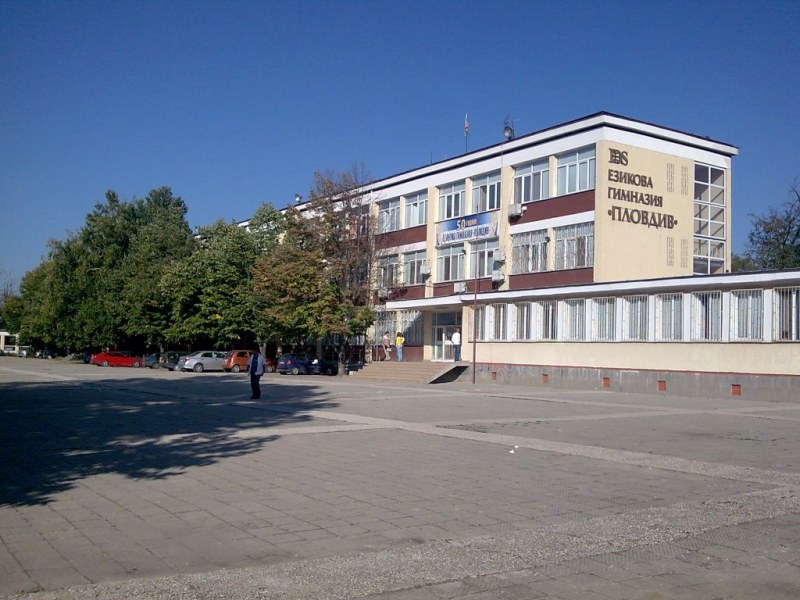 Учител от Руската е с COVID – 19, няма да карантинират ученици