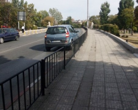 Асеновградчанин паркира на моста и отиде да пазарува