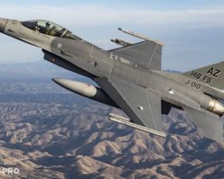Българските пилоти на F-16 в САЩ впечатлиха инструкторите си