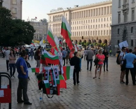 Ден 87: Полицаи проверяват чантите на протестиращите