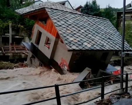 Двама загинаха и 24-ма изчезнаха при порои в Италия и Франция