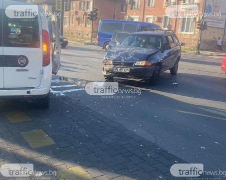 Две коли се удариха пред хипермаркет в Пазарджик, жена е пострадала